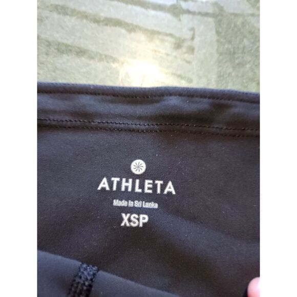 ATHLETA PRINTED STEALTH TRUCOOL BLACK WHITE PATTERN CROP LEGGINGS sz XS Petite - Picture 3 of 3